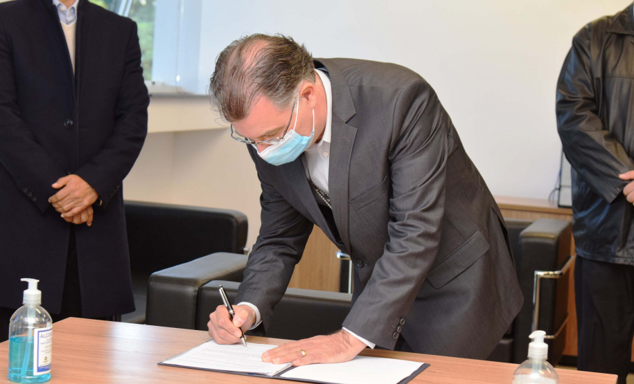 Um Termo de Cooperação Técnica firmado nesta terça-feira (25) entre a Polícia Científica e o Complexo Hospitalar do Trabalhador (CHT) vai permitir o uso compartilhado do laboratório multiusuário de patologia forense do Instituto Médico Legal (IML). Foto: Américo Antonio/SESA