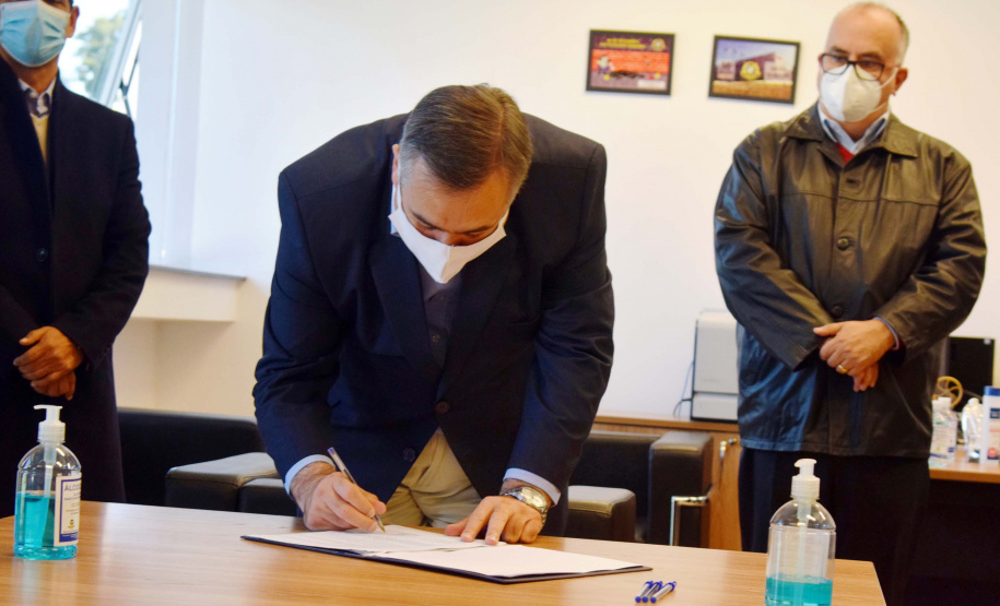 Um Termo de Cooperação Técnica firmado nesta terça-feira (25) entre a Polícia Científica e o Complexo Hospitalar do Trabalhador (CHT) vai permitir o uso compartilhado do laboratório multiusuário de patologia forense do Instituto Médico Legal (IML). Foto: Américo Antonio/SESA