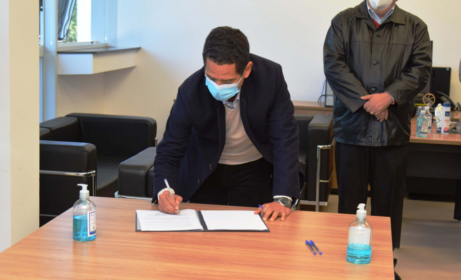 Um Termo de Cooperação Técnica firmado nesta terça-feira (25) entre a Polícia Científica e o Complexo Hospitalar do Trabalhador (CHT) vai permitir o uso compartilhado do laboratório multiusuário de patologia forense do Instituto Médico Legal (IML). Foto: Américo Antonio/SESA