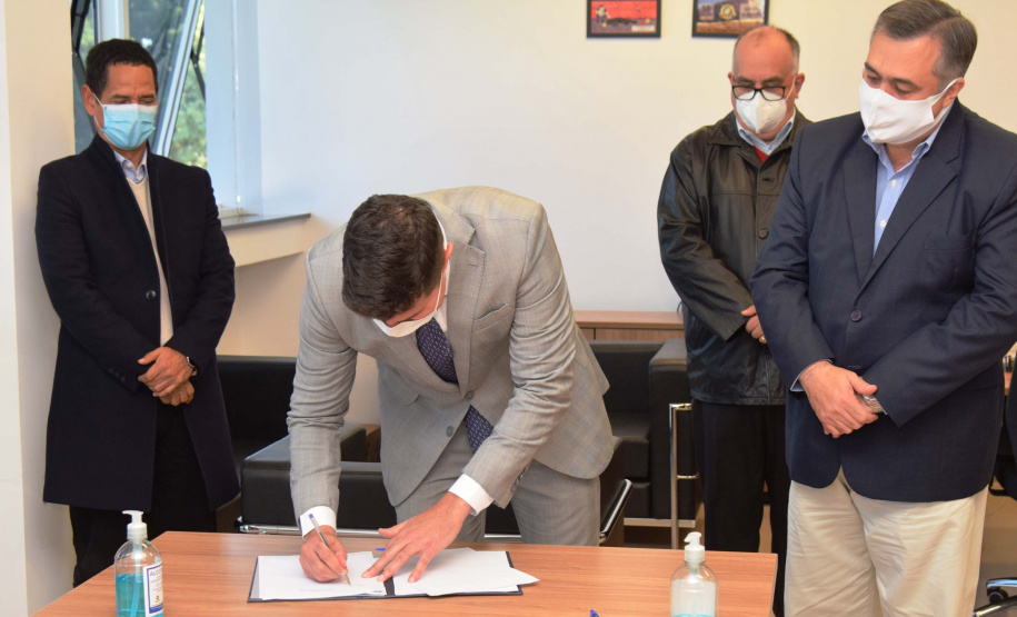 Um Termo de Cooperação Técnica firmado nesta terça-feira (25) entre a Polícia Científica e o Complexo Hospitalar do Trabalhador (CHT) vai permitir o uso compartilhado do laboratório multiusuário de patologia forense do Instituto Médico Legal (IML). Foto: Américo Antonio/SESA