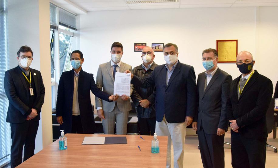 Um Termo de Cooperação Técnica firmado nesta terça-feira (25) entre a Polícia Científica e o Complexo Hospitalar do Trabalhador (CHT) vai permitir o uso compartilhado do laboratório multiusuário de patologia forense do Instituto Médico Legal (IML). Foto: Américo Antonio/SESA