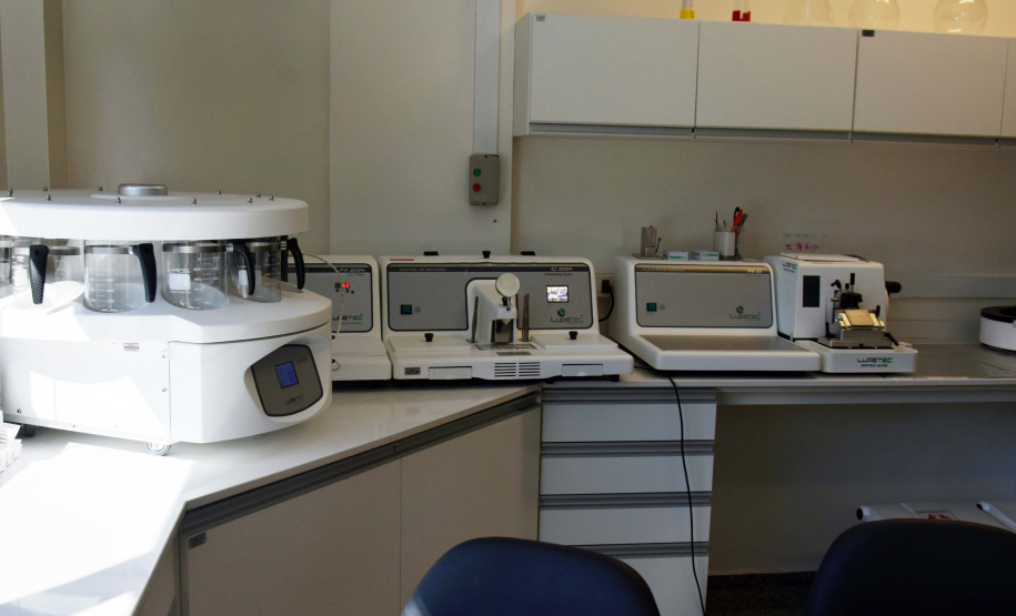 Um Termo de Cooperação Técnica firmado nesta terça-feira (25) entre a Polícia Científica e o Complexo Hospitalar do Trabalhador (CHT) vai permitir o uso compartilhado do laboratório multiusuário de patologia forense do Instituto Médico Legal (IML). Foto: Américo Antonio/SESA