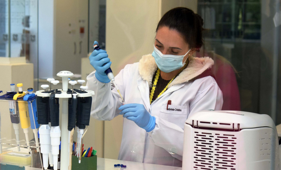 Um Termo de Cooperação Técnica firmado nesta terça-feira (25) entre a Polícia Científica e o Complexo Hospitalar do Trabalhador (CHT) vai permitir o uso compartilhado do laboratório multiusuário de patologia forense do Instituto Médico Legal (IML). Foto: Américo Antonio/SESA