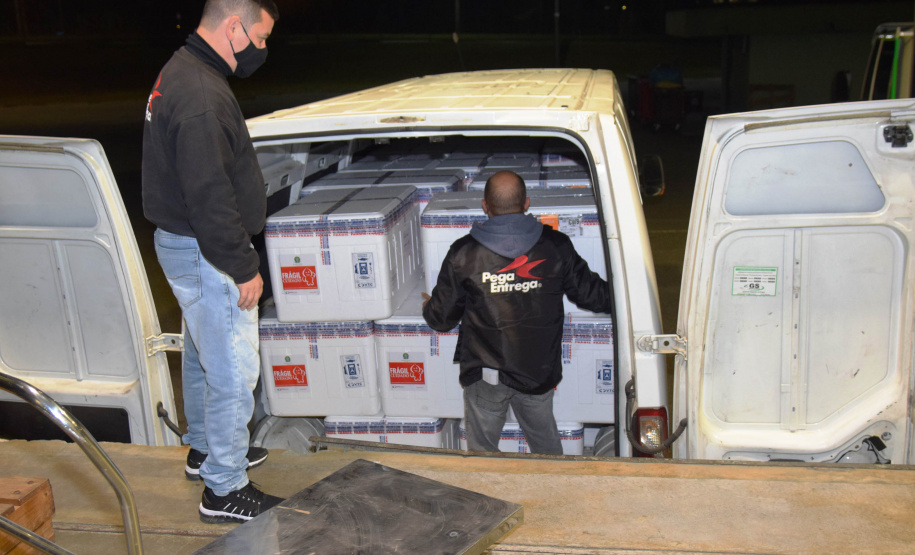 A Secretaria de Estado da Saúde (Sesa) recebeu na noite desta terça-feira (26), 352.750 doses da vacina AstraZeneca/Fiocruz, contra a Covid-19.   -  Curiti, 26/05/2021  -  Foto: Américo antonio/SESA