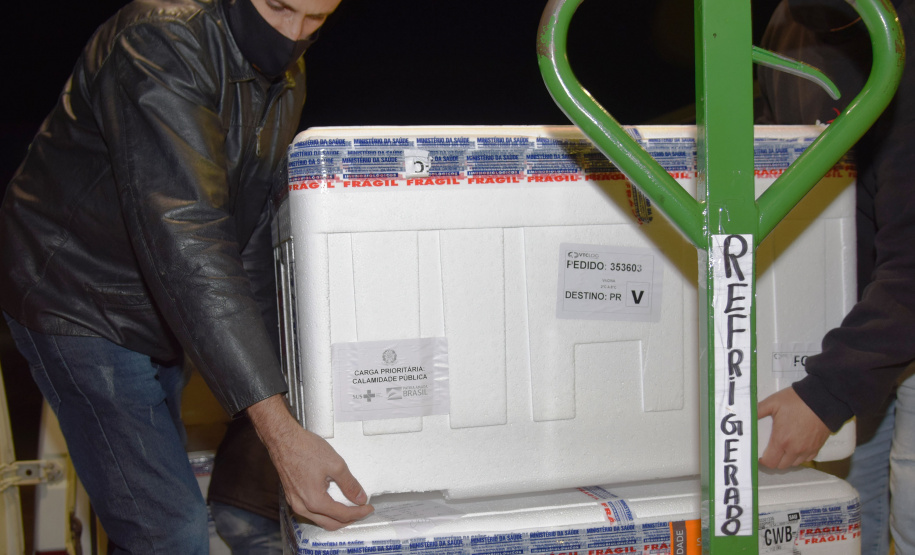 A Secretaria de Estado da Saúde (Sesa) recebeu na noite desta terça-feira (26), 352.750 doses da vacina AstraZeneca/Fiocruz, contra a Covid-19.   -  Curiti, 26/05/2021  -  Foto: Américo antonio/SESA