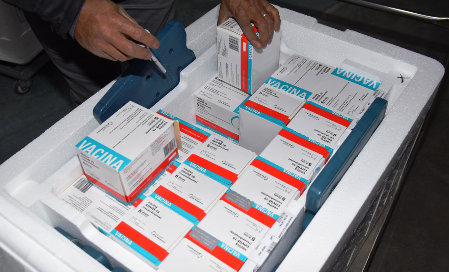 A Secretaria de Estado da Saúde (Sesa) recebeu na noite desta terça-feira (26), 352.750 doses da vacina AstraZeneca/Fiocruz, contra a Covid-19.   -  Curiti, 26/05/2021  -  Foto: Américo antonio/SESA