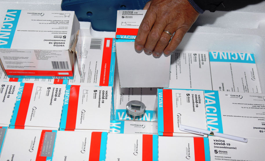 A Secretaria de Estado da Saúde (Sesa) recebeu na noite desta terça-feira (26), 352.750 doses da vacina AstraZeneca/Fiocruz, contra a Covid-19.   -  Curiti, 26/05/2021  -  Foto: Américo antonio/SESA