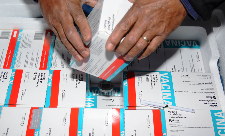 A Secretaria de Estado da Saúde (Sesa) recebeu na noite desta terça-feira (26), 352.750 doses da vacina AstraZeneca/Fiocruz, contra a Covid-19.   -  Curiti, 26/05/2021  -  Foto: Américo antonio/SESA