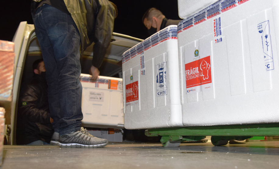 A Secretaria de Estado da Saúde (Sesa) recebeu na noite desta terça-feira (26), 352.750 doses da vacina AstraZeneca/Fiocruz, contra a Covid-19.   -  Curiti, 26/05/2021  -  Foto: Américo Antonio/SESA