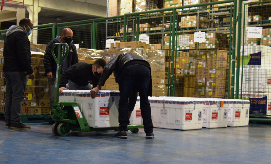 A Secretaria de Estado da Saúde (Sesa) recebeu na noite desta terça-feira (26), 352.750 doses da vacina AstraZeneca/Fiocruz, contra a Covid-19.   -  Curiti, 26/05/2021  -  Foto: Américo Antonio/SESA