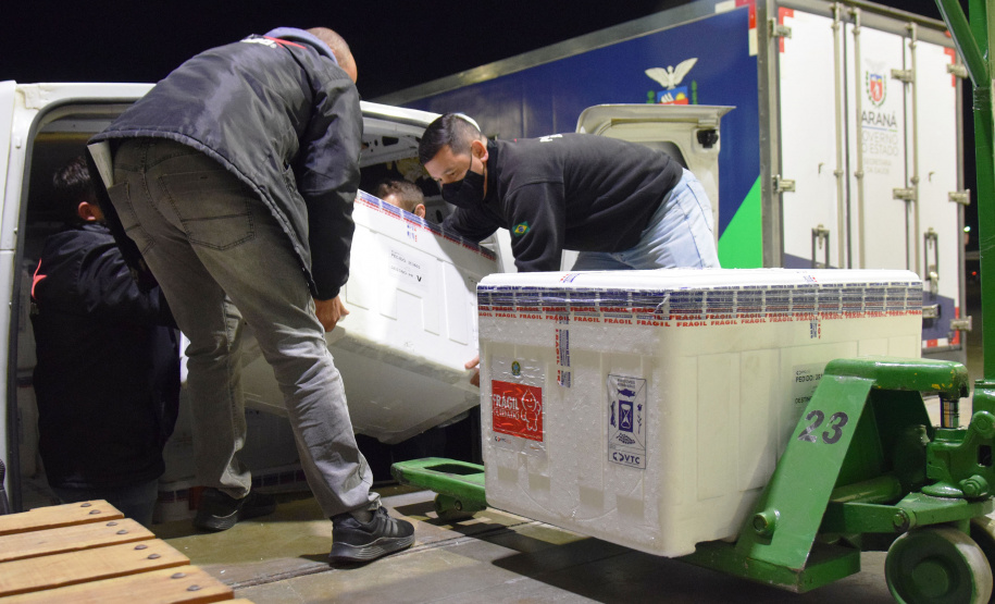 A Secretaria de Estado da Saúde (Sesa) recebeu na noite desta terça-feira (26), 352.750 doses da vacina AstraZeneca/Fiocruz, contra a Covid-19.   -  Curiti, 26/05/2021  -  Foto: Américo Antonio/SESA