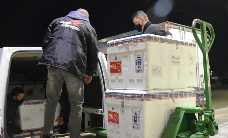 A Secretaria de Estado da Saúde (Sesa) recebeu na noite desta terça-feira (26), 352.750 doses da vacina AstraZeneca/Fiocruz, contra a Covid-19.   -  Curiti, 26/05/2021  -  Foto: Américo Antonio/SESA