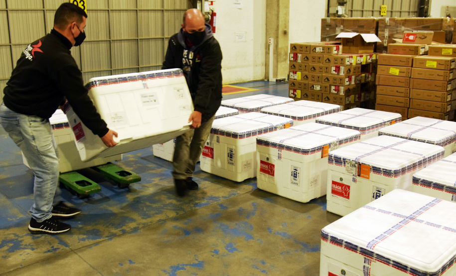 A Secretaria de Estado da Saúde (Sesa) recebeu na noite desta terça-feira (26), 352.750 doses da vacina AstraZeneca/Fiocruz, contra a Covid-19.   -  Curiti, 26/05/2021  -  Foto: Américo Antonio/SESA