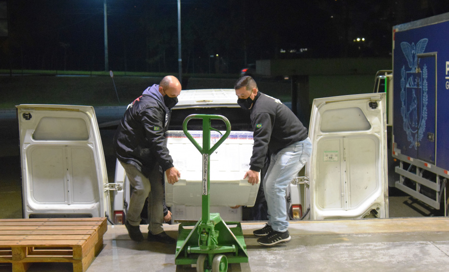 A Secretaria de Estado da Saúde (Sesa) recebeu na noite desta terça-feira (26), 352.750 doses da vacina AstraZeneca/Fiocruz, contra a Covid-19.   -  Curiti, 26/05/2021  -  Foto: Américo Antonio/SESA