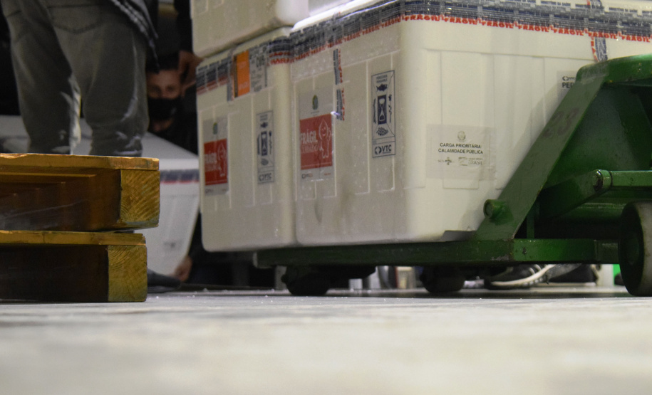 A Secretaria de Estado da Saúde (Sesa) recebeu na noite desta terça-feira (26), 352.750 doses da vacina AstraZeneca/Fiocruz, contra a Covid-19.   -  Curiti, 26/05/2021  -  Foto: Américo Antonio/SESA