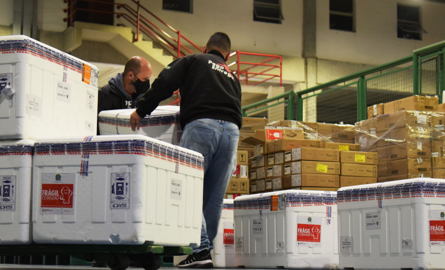 A Secretaria de Estado da Saúde (Sesa) recebeu na noite desta terça-feira (26), 352.750 doses da vacina AstraZeneca/Fiocruz, contra a Covid-19.   -  Curiti, 26/05/2021  -  Foto: Américo Antonio/SESA