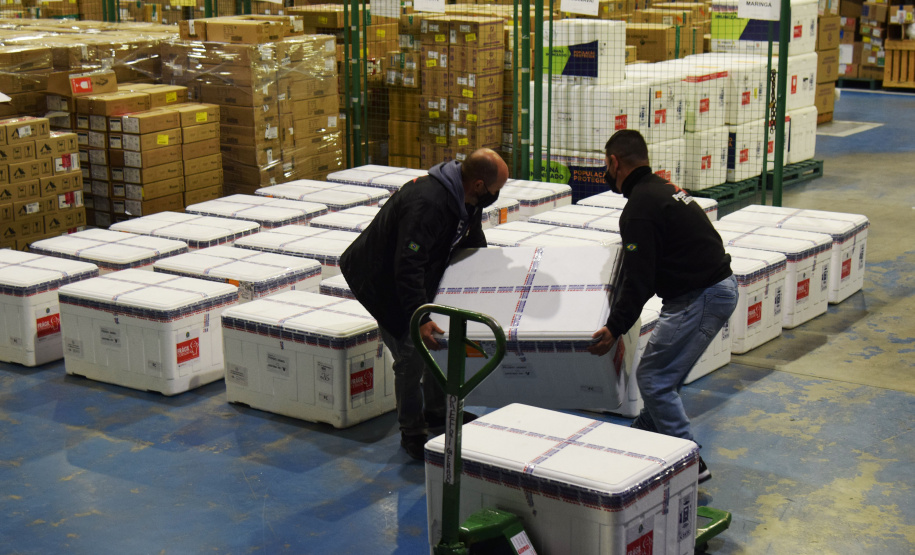 A Secretaria de Estado da Saúde (Sesa) recebeu na noite desta terça-feira (26), 352.750 doses da vacina AstraZeneca/Fiocruz, contra a Covid-19.   -  Curiti, 26/05/2021  -  Foto: Américo Antonio/SESA