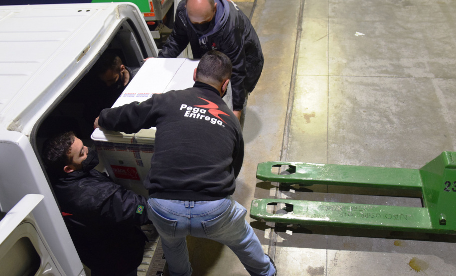 A Secretaria de Estado da Saúde (Sesa) recebeu na noite desta terça-feira (26), 352.750 doses da vacina AstraZeneca/Fiocruz, contra a Covid-19.   -  Curiti, 26/05/2021  -  Foto: Américo Antonio/SESA