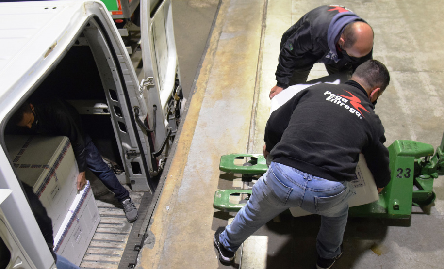 A Secretaria de Estado da Saúde (Sesa) recebeu na noite desta terça-feira (26), 352.750 doses da vacina AstraZeneca/Fiocruz, contra a Covid-19.   -  Curiti, 26/05/2021  -  Foto: Américo Antonio/SESA