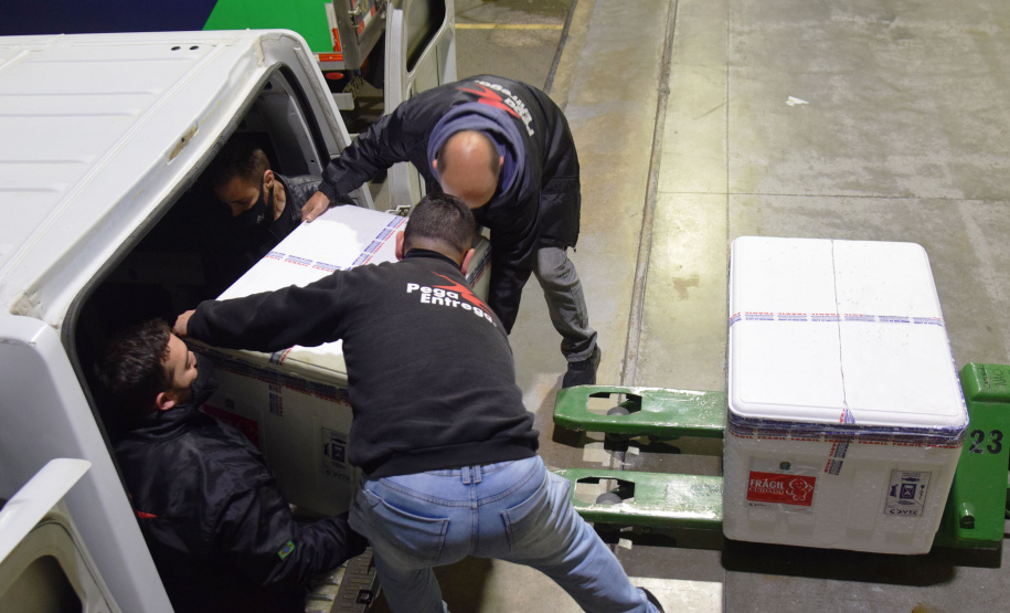 A Secretaria de Estado da Saúde (Sesa) recebeu na noite desta terça-feira (26), 352.750 doses da vacina AstraZeneca/Fiocruz, contra a Covid-19.   -  Curiti, 26/05/2021  -  Foto: Américo Antonio/SESA