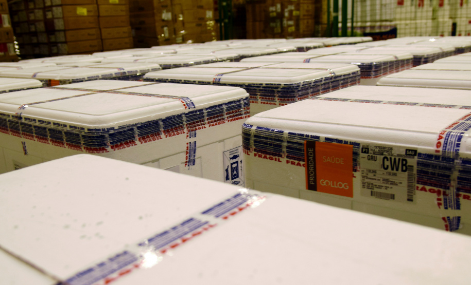 A Secretaria de Estado da Saúde (Sesa) recebeu na noite desta terça-feira (26), 352.750 doses da vacina AstraZeneca/Fiocruz, contra a Covid-19.   -  Curiti, 26/05/2021  -  Foto: Américo Antonio/SESA