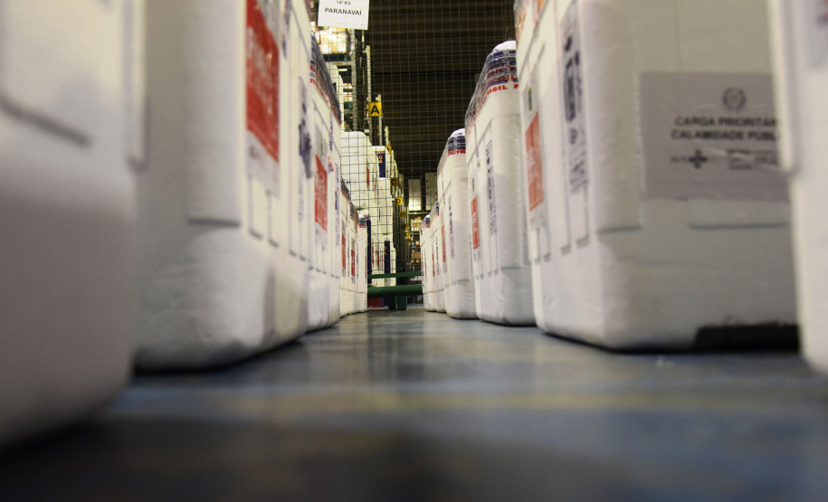 A Secretaria de Estado da Saúde (Sesa) recebeu na noite desta terça-feira (26), 352.750 doses da vacina AstraZeneca/Fiocruz, contra a Covid-19.   -  Curiti, 26/05/2021  -  Foto: Américo Antonio/SESA