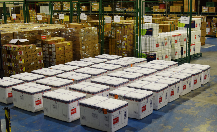 A Secretaria de Estado da Saúde (Sesa) recebeu na noite desta terça-feira (26), 352.750 doses da vacina AstraZeneca/Fiocruz, contra a Covid-19.   -  Curiti, 26/05/2021  -  Foto: Américo Antonio/SESA