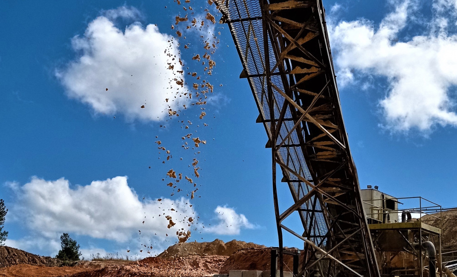 A produção das indústrias paranaenses de minerais não metálicos cresceu 25,8% no primeiro trimestre deste ano, em comparação ao mesmo período de 2020. Segundo dados da Produção Industrial mensal Regional do Instituto Brasileiro de Geologia e estatística (IBGE), o setor apresentou o segundo maior crescimento do país.  -  Curitiba, 26/05/2021  -  Foto: SEDEST