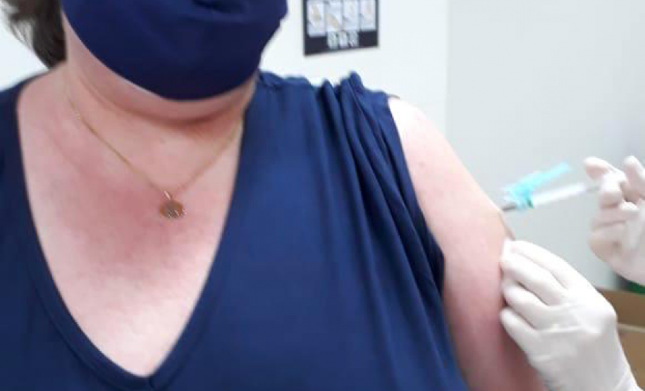 O Paraná ultrapassou a marca dos 30 mil profissionais da educação básica que receberam a primeira dose da vacina contra a Covid-19 nesta quarta-feira (26). O número, que soma 32.524 trabalhadores até esta manhã, representa cerca de um quinto (19,2%) do total do grupo prioritário, estimado em 169.057 pessoas no Estado. - Professores recebem a vacina contra a Covid-19 - Na foto, Professora Carla, do NRE de Cascavel - Foto: SEED