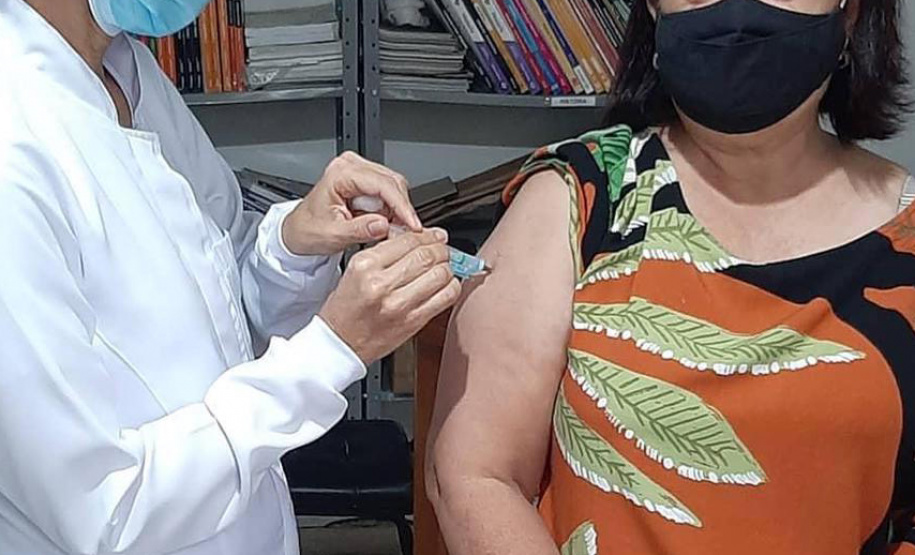 O Paraná ultrapassou a marca dos 30 mil profissionais da educação básica que receberam a primeira dose da vacina contra a Covid-19 nesta quarta-feira (26). O número, que soma 32.524 trabalhadores até esta manhã, representa cerca de um quinto (19,2%) do total do grupo prioritário, estimado em 169.057 pessoas no Estado. - Professores recebem a vacina contra a Covid-19 - Na foto, Pedagoga Eny Ribeiro, C E C M Douradina, NRE Umuarama - Foto: SEED