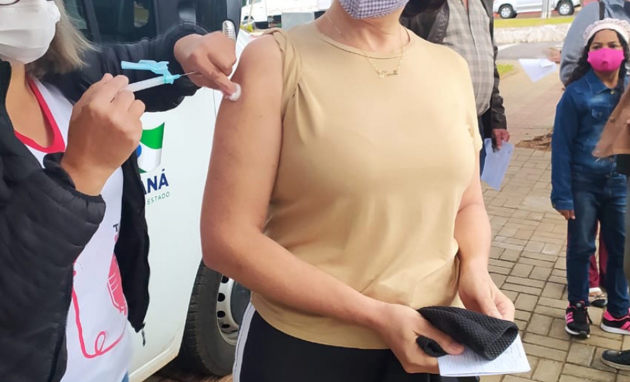 O Paraná ultrapassou a marca dos 30 mil profissionais da educação básica que receberam a primeira dose da vacina contra a Covid-19 nesta quarta-feira (26). O número, que soma 32.524 trabalhadores até esta manhã, representa cerca de um quinto (19,2%) do total do grupo prioritário, estimado em 169.057 pessoas no Estado. - Professores do NRE de Cianorte, 26/05/2021 - Foto: SEED
