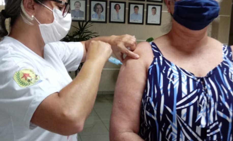 O Paraná ultrapassou a marca dos 30 mil profissionais da educação básica que receberam a primeira dose da vacina contra a Covid-19 nesta quarta-feira (26). O número, que soma 32.524 trabalhadores até esta manhã, representa cerca de um quinto (19,2%) do total do grupo prioritário, estimado em 169.057 pessoas no Estado. - Professores do NRE de Cianorte, 26/05/2021 - Foto: SEED