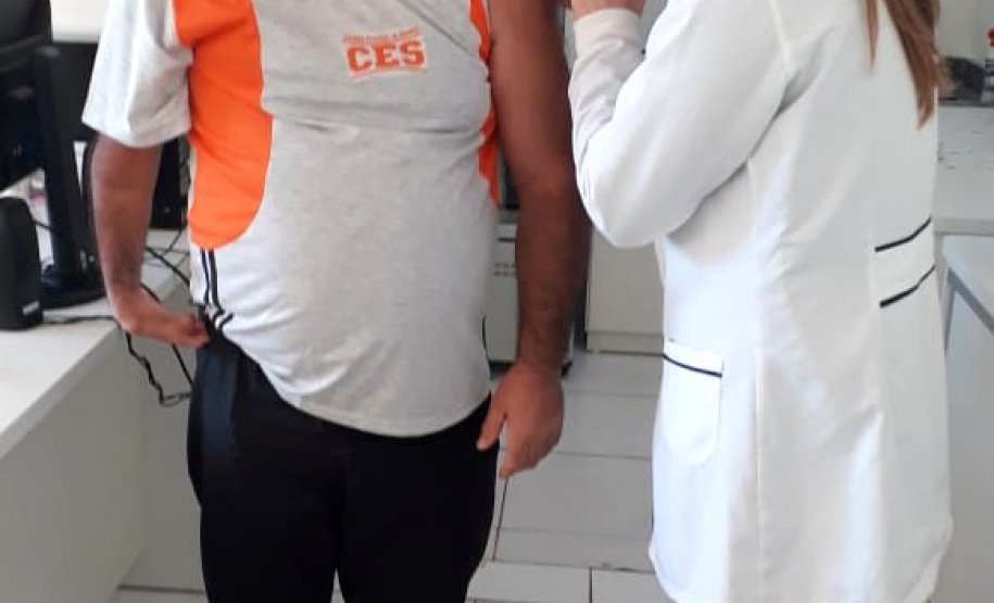 O Paraná ultrapassou a marca dos 30 mil profissionais da educação básica que receberam a primeira dose da vacina contra a Covid-19 nesta quarta-feira (26). O número, que soma 32.524 trabalhadores até esta manhã, representa cerca de um quinto (19,2%) do total do grupo prioritário, estimado em 169.057 pessoas no Estado. - Professor Nildo Zaroski - Pedagogo - município de Foz do Jordão - NRE Guarapuava - Foto: SEED