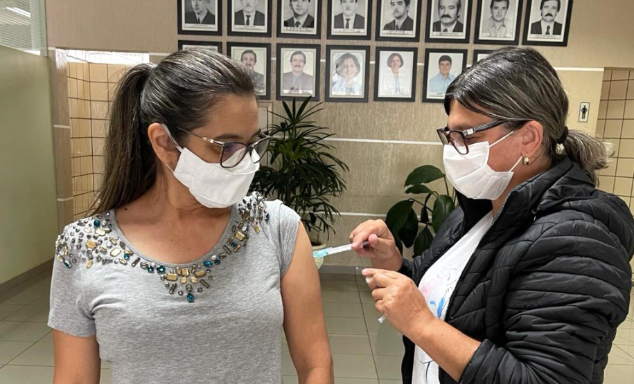 O Paraná ultrapassou a marca dos 30 mil profissionais da educação básica que receberam a primeira dose da vacina contra a Covid-19 nesta quarta-feira (26). O número, que soma 32.524 trabalhadores até esta manhã, representa cerca de um quinto (19,2%) do total do grupo prioritário, estimado em 169.057 pessoas no Estado. - Professores do NRE de Cianorte, 26/05/2021 - Foto: SEED