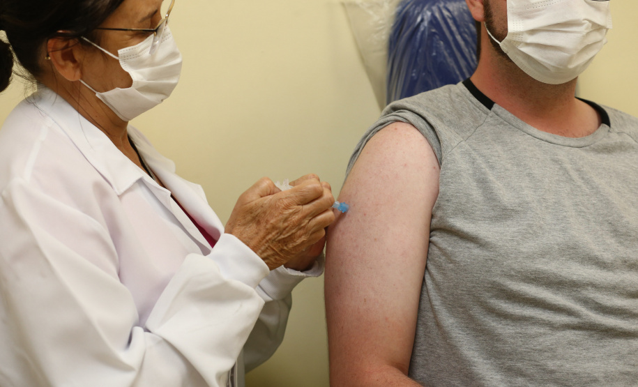 Vacinacao HR Desde o início da campanha “De domingo a domingo” em 26 de março, o Governo do Estado já aplicou 629.633 doses de vacinas contra a Covid-19 aos finais de semana. O número representa quase 18% das 3.502.262 doses aplicadas no Paraná até a manhã desta quarta-feira (26), segundo o Ministério da Saúde. - Foto: Geraldo Bubniak/AEN