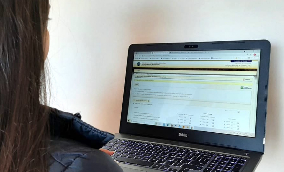 Tatiane Martins Soares Ribeiro, coordenadora de conservação e limpeza pública do município de Colombo, preenchendo os dados no cadastro.  -  Foto: SEDEST/IAT