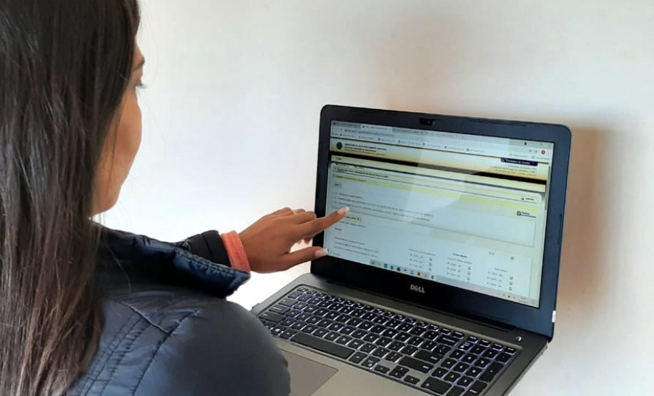 Tatiane Martins Soares Ribeiro, coordenadora de conservação e limpeza pública do município de Colombo, preenchendo os dados no cadastro.  -  Foto: SEDEST/IAT