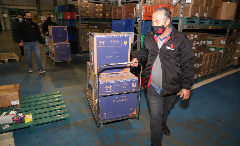 A Secretaria de Estado da Saúde (Sesa) recebeu na noite desta quarta-feira (26) a quarta remessa de vacinas contra a Covid-19 da Pfizer/BioNTech. O quantitativo de 37.440 doses faz parte da 21ª remessa de distribuição do Ministério da Saúde.  -  Curitiba, 26/05/2021  -  Foto: Ari Dias/AEN