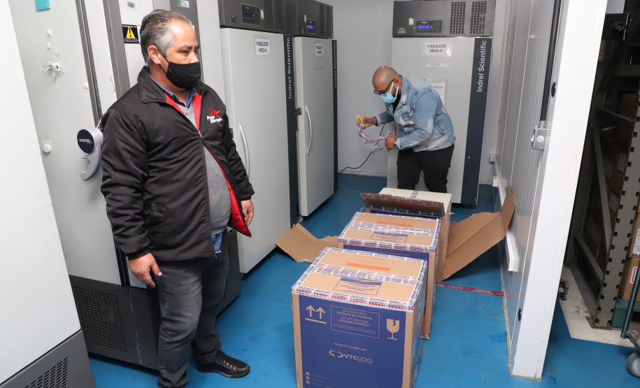 A Secretaria de Estado da Saúde (Sesa) recebeu na noite desta quarta-feira (26) a quarta remessa de vacinas contra a Covid-19 da Pfizer/BioNTech. O quantitativo de 37.440 doses faz parte da 21ª remessa de distribuição do Ministério da Saúde.  -  Curitiba, 26/05/2021  -  Foto: Ari Dias/AEN