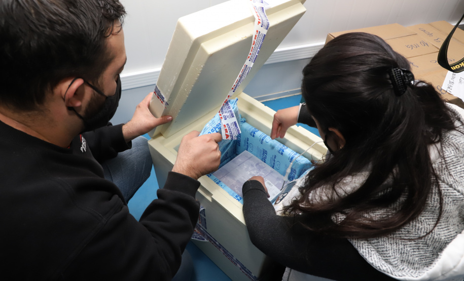 A Secretaria de Estado da Saúde (Sesa) recebeu na noite desta quarta-feira (26) a quarta remessa de vacinas contra a Covid-19 da Pfizer/BioNTech. O quantitativo de 37.440 doses faz parte da 21ª remessa de distribuição do Ministério da Saúde.  -  Curitiba, 26/05/2021  -  Foto: Ari Dias/AEN