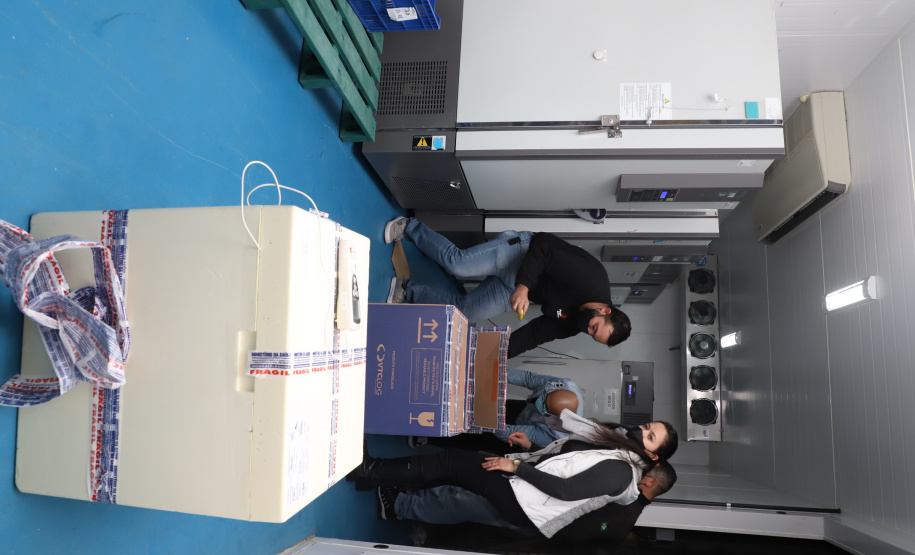 A Secretaria de Estado da Saúde (Sesa) recebeu na noite desta quarta-feira (26) a quarta remessa de vacinas contra a Covid-19 da Pfizer/BioNTech. O quantitativo de 37.440 doses faz parte da 21ª remessa de distribuição do Ministério da Saúde.  -  Curitiba, 26/05/2021  -  Foto: Ari Dias/AEN