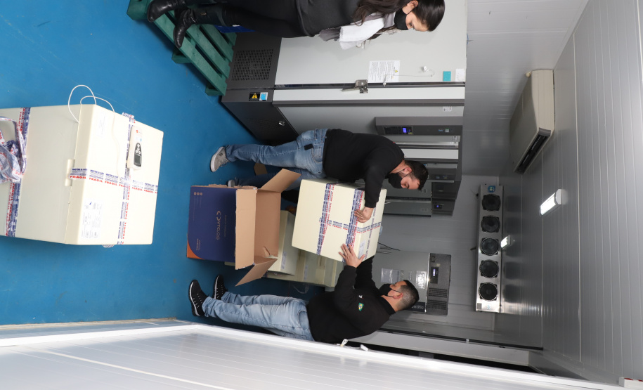 A Secretaria de Estado da Saúde (Sesa) recebeu na noite desta quarta-feira (26) a quarta remessa de vacinas contra a Covid-19 da Pfizer/BioNTech. O quantitativo de 37.440 doses faz parte da 21ª remessa de distribuição do Ministério da Saúde.  -  Curitiba, 26/05/2021  -  Foto: Ari Dias/AEN