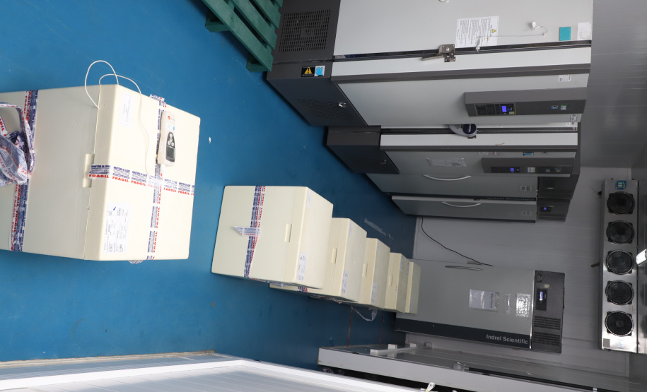 A Secretaria de Estado da Saúde (Sesa) recebeu na noite desta quarta-feira (26) a quarta remessa de vacinas contra a Covid-19 da Pfizer/BioNTech. O quantitativo de 37.440 doses faz parte da 21ª remessa de distribuição do Ministério da Saúde.  -  Curitiba, 26/05/2021  -  Foto: Ari Dias/AEN