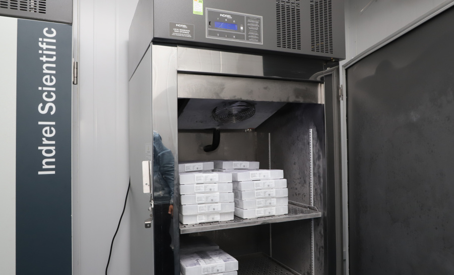 A Secretaria de Estado da Saúde (Sesa) recebeu na noite desta quarta-feira (26) a quarta remessa de vacinas contra a Covid-19 da Pfizer/BioNTech. O quantitativo de 37.440 doses faz parte da 21ª remessa de distribuição do Ministério da Saúde.  -  Curitiba, 26/05/2021  -  Foto: Ari Dias/AEN