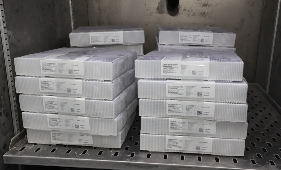 A Secretaria de Estado da Saúde (Sesa) recebeu na noite desta quarta-feira (26) a quarta remessa de vacinas contra a Covid-19 da Pfizer/BioNTech. O quantitativo de 37.440 doses faz parte da 21ª remessa de distribuição do Ministério da Saúde.  -  Curitiba, 26/05/2021  -  Foto: Ari Dias/AEN