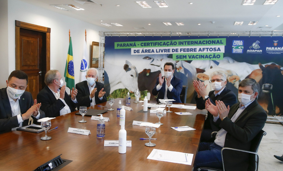 “Esse é o maior anúncio para o agronegócio paranaense nos últimos 50 anos”. Esse é o sentimento do governador Carlos Massa Ratinho Junior ao comemorar o novo status de área livre de febre aftosa sem vacinação, concedido pela Organização Mundial da Saúde Animal (OIE) nesta quinta-feira (27). Foto: Jonathan Campos/AEN