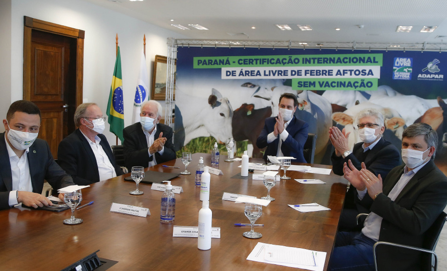 “Esse é o maior anúncio para o agronegócio paranaense nos últimos 50 anos”. Esse é o sentimento do governador Carlos Massa Ratinho Junior ao comemorar o novo status de área livre de febre aftosa sem vacinação, concedido pela Organização Mundial da Saúde Animal (OIE) nesta quinta-feira (27). Foto: Jonathan Campos/AEN