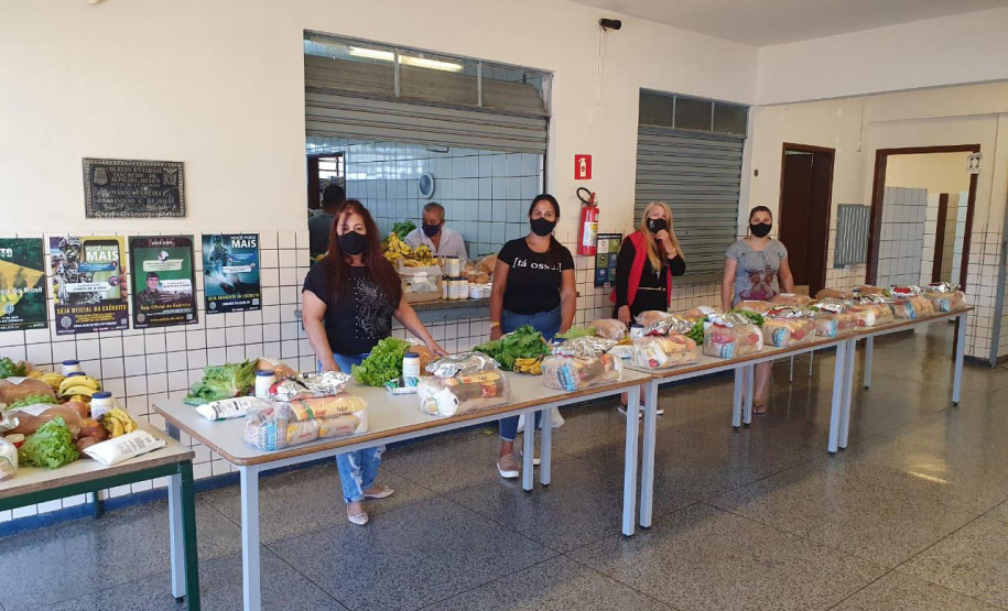 Nesta sexta-feira (28), os colégios estaduais vão realizar a quinta entrega de alimentos do ano para as famílias mais vulneráveis da comunidade escolar. Novamente, todas as 2,1 mil escolas da rede vão distribuir kits de alimentos não perecíveis, como aconteceu na terceira entrega, no fim de abril, além de produtos da agricultura familiar.  -  Curitiba, 27/05/2021  -  Foto: Divulgação SEED