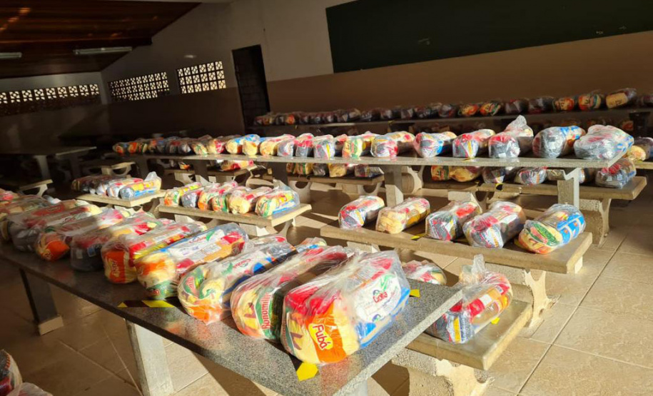 Nesta sexta-feira (28), os colégios estaduais vão realizar a quinta entrega de alimentos do ano para as famílias mais vulneráveis da comunidade escolar. Novamente, todas as 2,1 mil escolas da rede vão distribuir kits de alimentos não perecíveis, como aconteceu na terceira entrega, no fim de abril, além de produtos da agricultura familiar.  -  Curitiba, 27/05/2021  -  Foto: Divulgação SEED