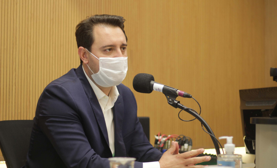 O apoio do Governo do Estado às empresas paranaenses está ajudando o Paraná a dar uma resposta à crise econômica causada pela pandemia de Covid-19, afirmou o governador Carlos Massa Ratinho Junior. Ele concedeu, nesta quinta-feira (27), de uma entrevista na Associação das Emissoras de Radiodifusão do Paraná (Aerp), retransmitida em todo o Estado.
Foto:Denis Godoy